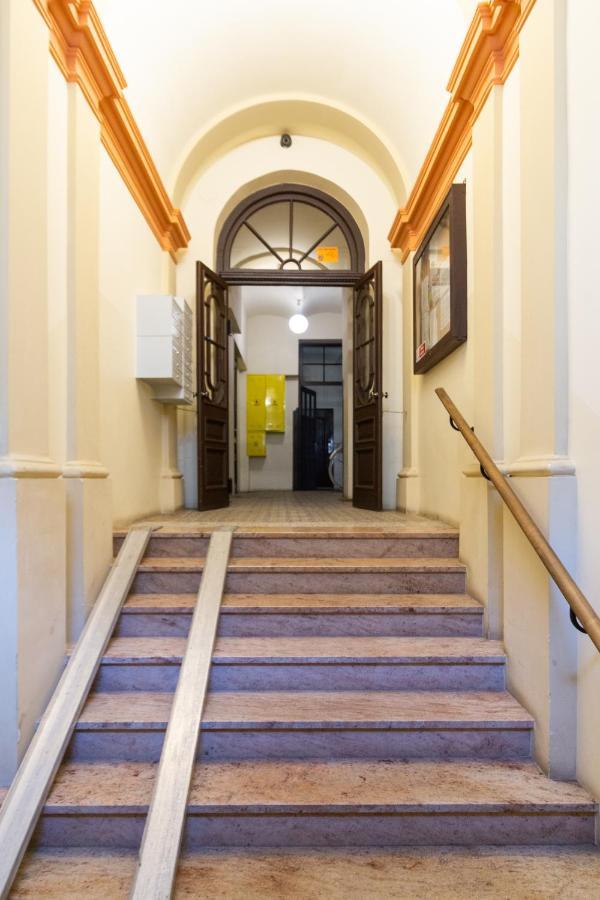 Lilly Apartment Main Train Station Old Town By The Castle Suites クラクフ エクステリア 写真